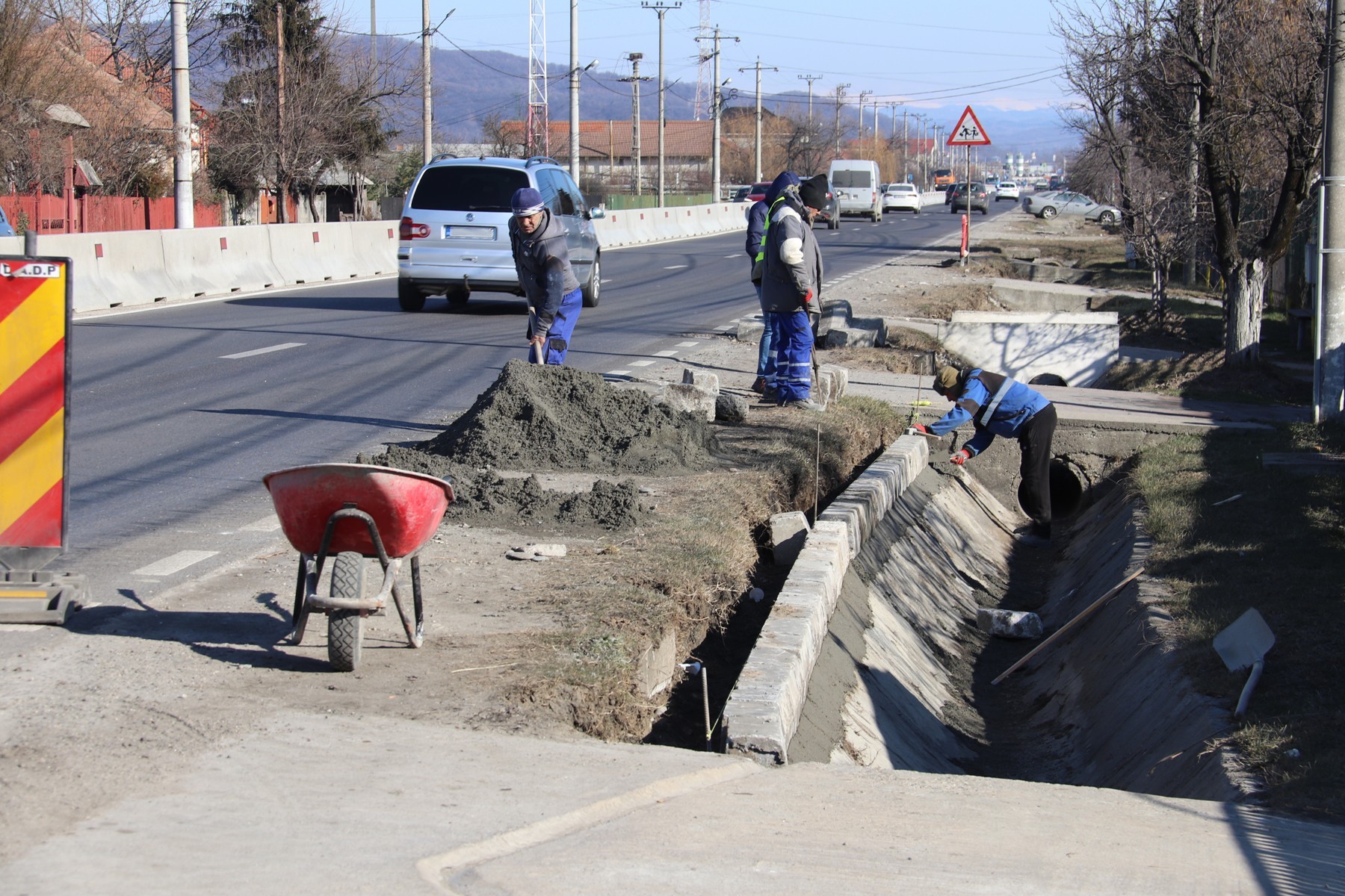 Pe lungimea de aproximativ 5 km se amenajează trotuarul