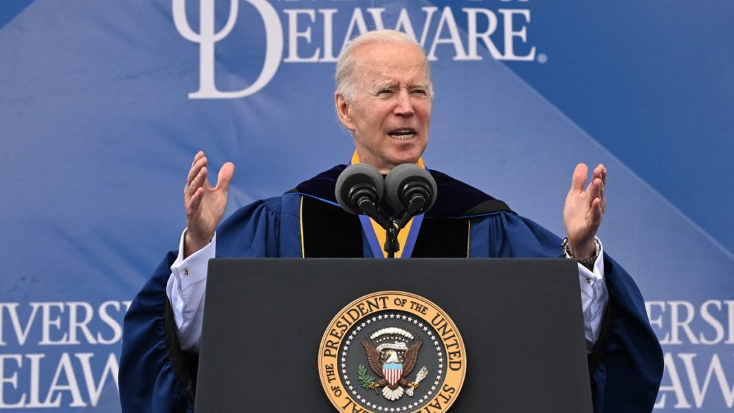 Președintele american Joe Biden rostește un discurs la ceremonia de absolvire a Universității din Delaware din Newark, Delaware, pe 28 mai 2022