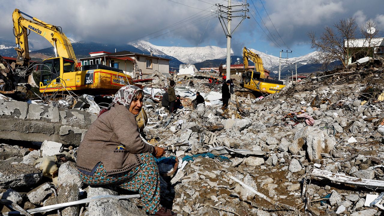 O femeie stă în mijlocul dărâmurilor și pagubelor din Gaziantep