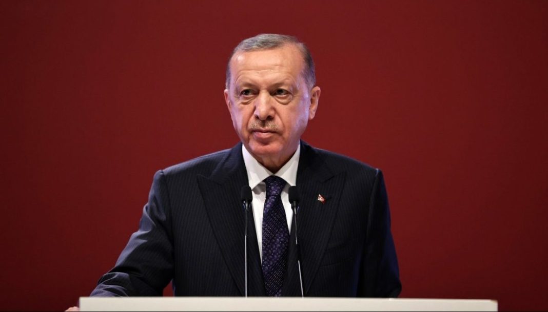 Erdogan a decretat stare de urgență în zece orașe turcești