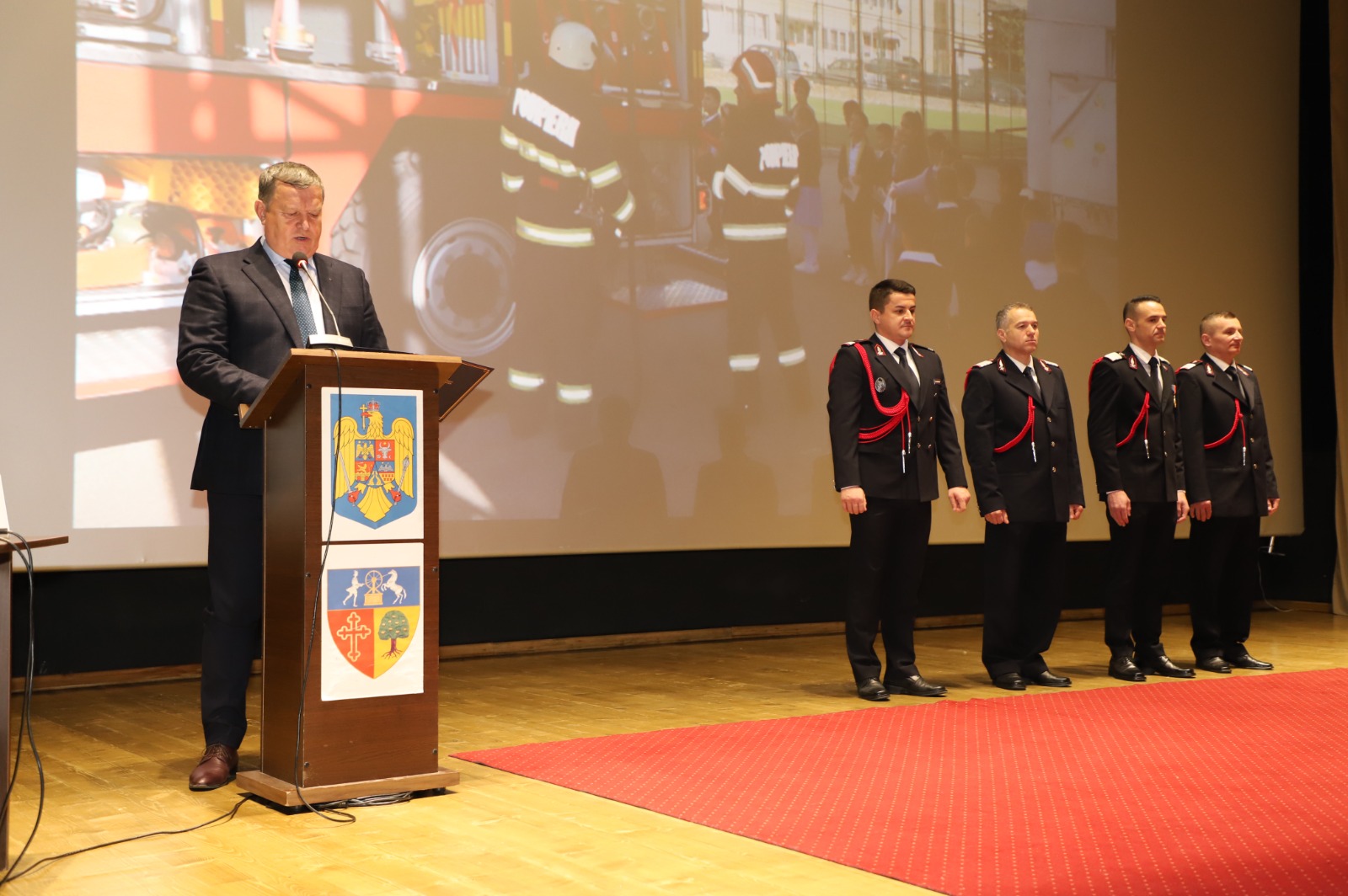 Primarul Mircia Gutău i-a premiat pe pompierii care au salvat doi tineri de la înec