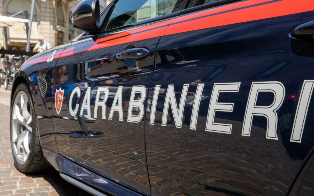 Trei persoane, inclusiv o româncă, au bătut şi jefuit o femeie la Florenţa