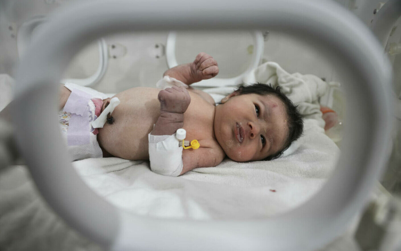 Fetița din Siria care s-a născut printre dărâmături, numită Aya care înseamnă ”un semn de la Dumnezeu”