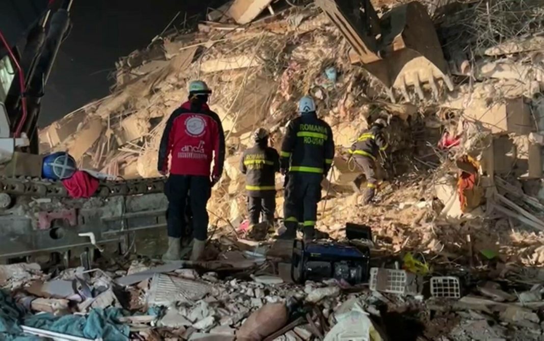 Salvatorii români din Turcia au scos o femeie în viaţă, după 9 ore de săpături