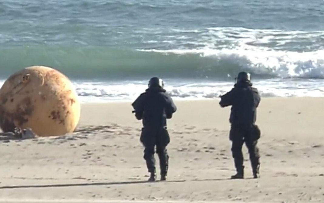 Sferă metalică misterioasă, apărută pe o plajă din Japonia