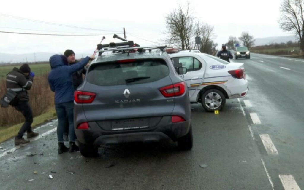 Bistrița-Năsăud: Patru persoane rănite după ce o mașină a intrat din plin într-o autospecială de poliție