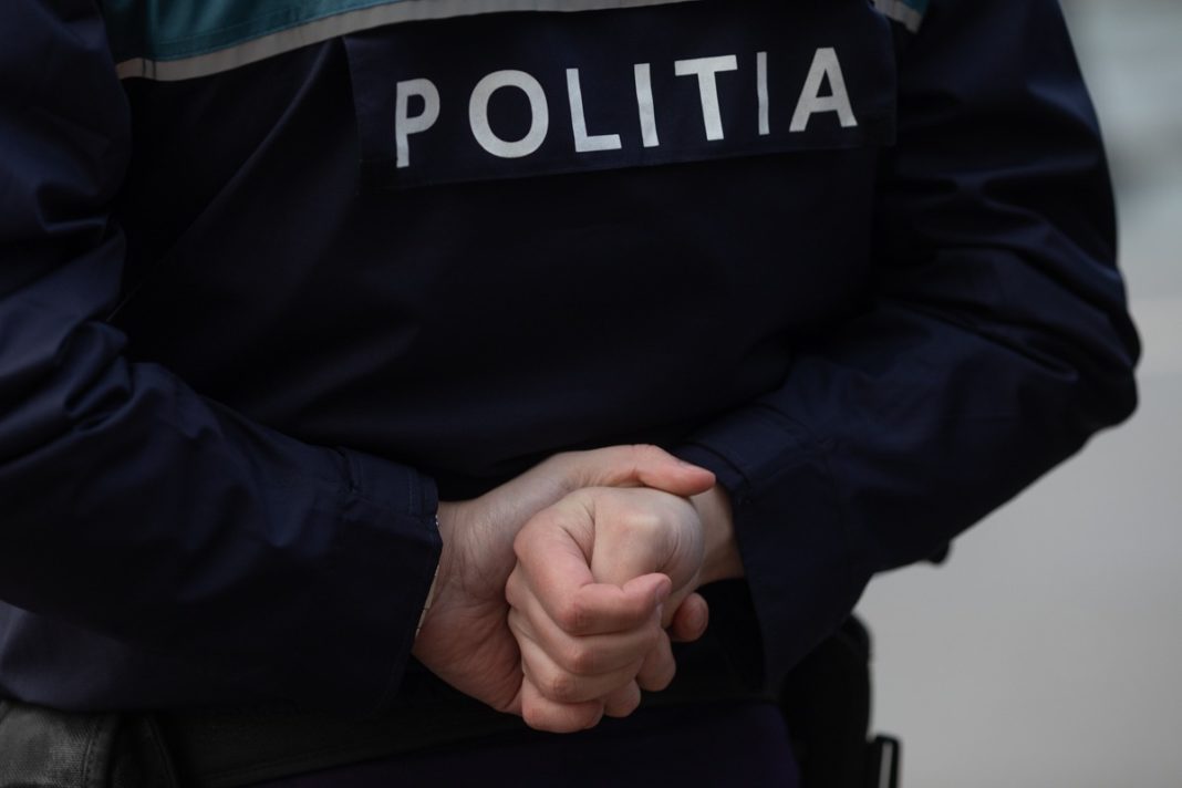 poliţişti Poliţişti bătuţi de câțiva petrecăreți pentru că le-au cerut să dea muzica mai încet