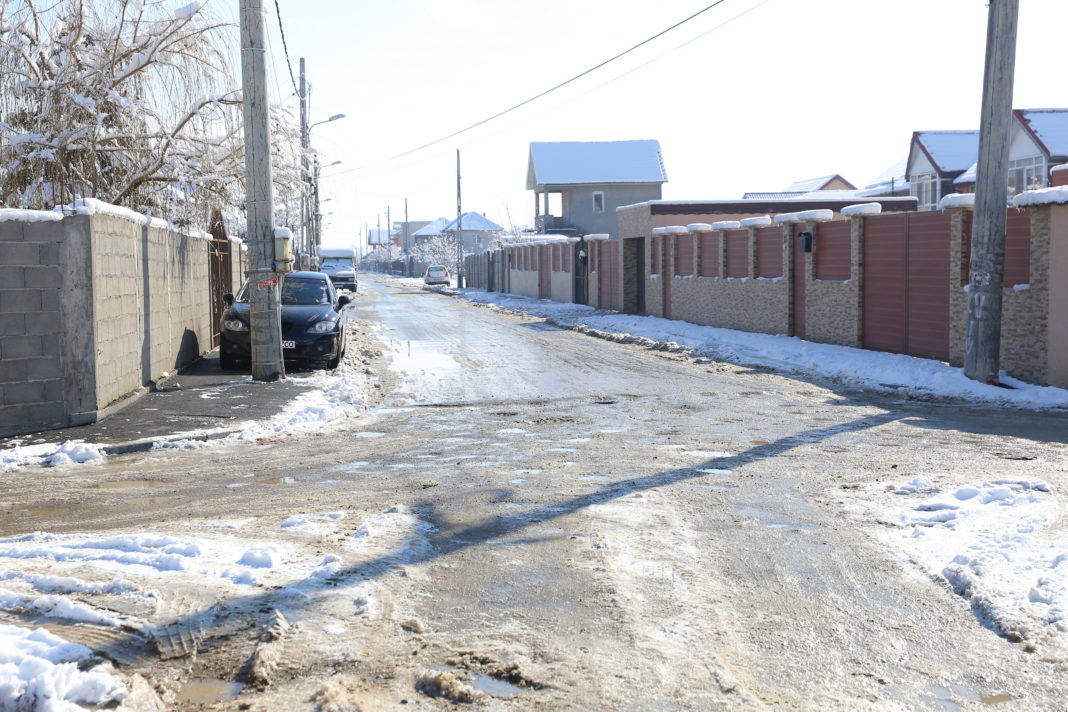 Locul unde se opreşte asfaltul turnat pe strada Moldova. De aici încolo fiecare se descurcă cum poate, pentru că drumul devine impracticabil
