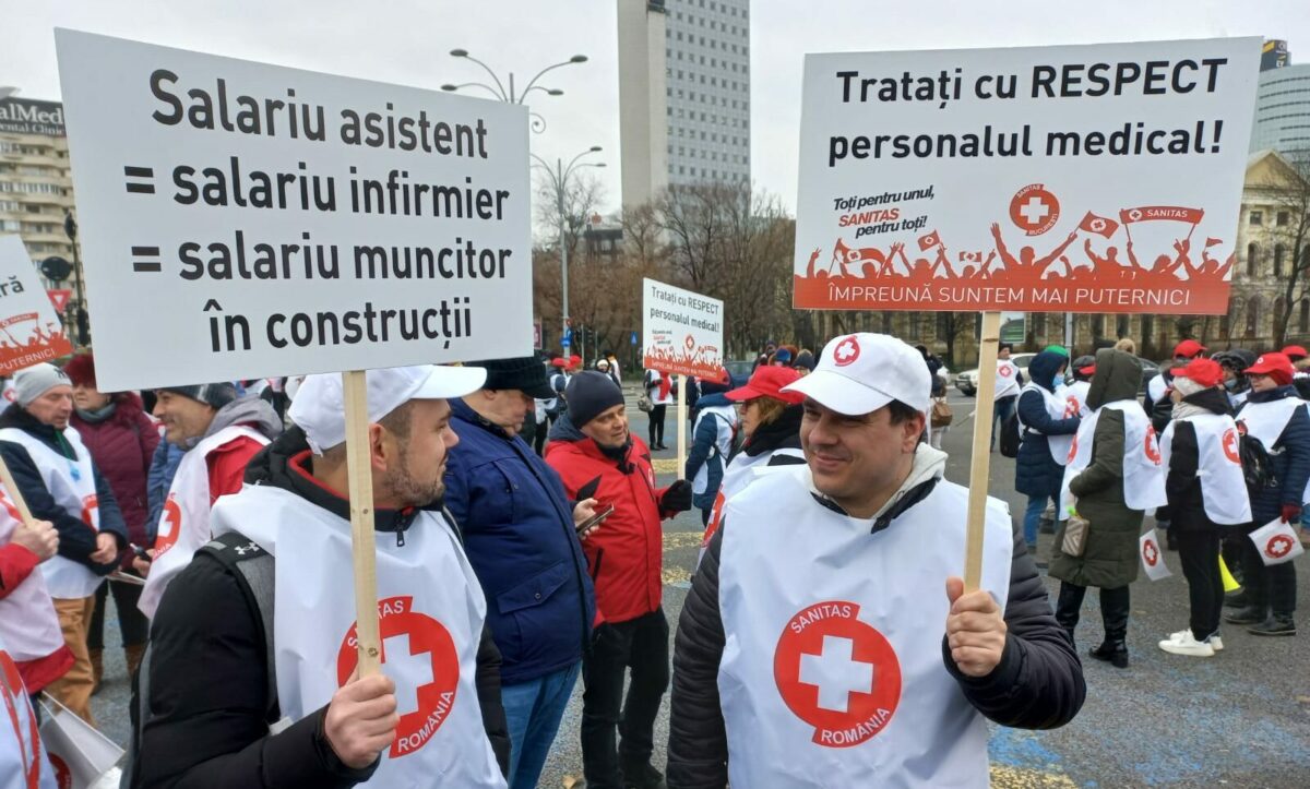 Sute de sindicalişti din Sănătate protestează în Piaţa Victoriei
