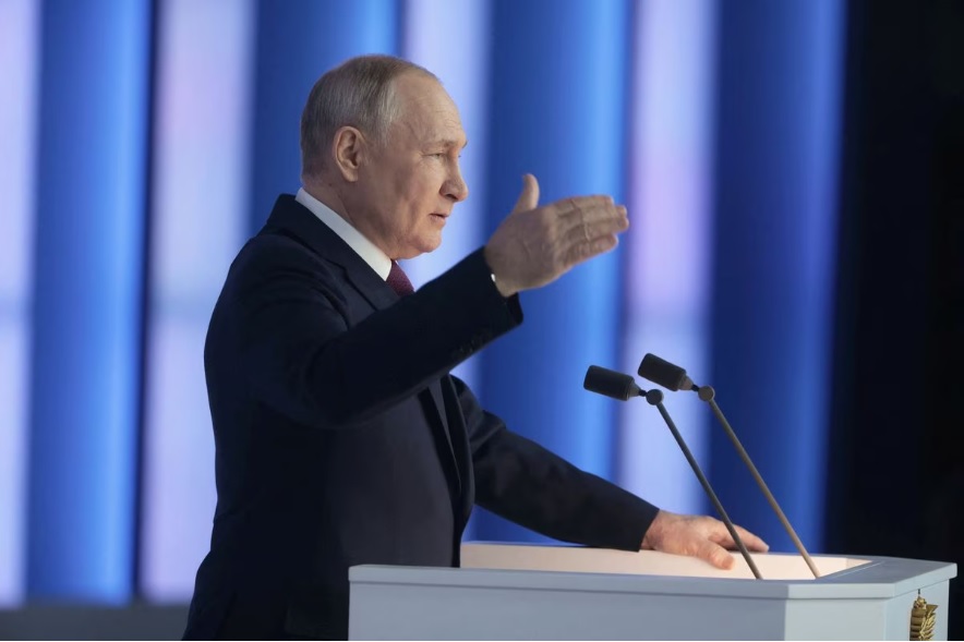 Președintele rus Vladimir Putin ține discursul său anual la Adunarea Federală de la Moscova, Rusia, 21 februarie 2023. (Foto: Sputnik/Mikhail Metzel/Pool via REUTERS)