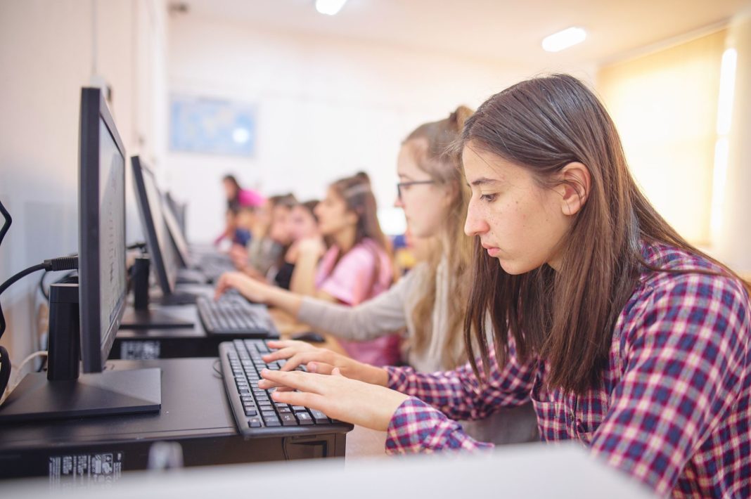 Unu din trei adolescenți (33.5%) spune că are un coleg de școală ori prieten care a fost amenințat cu pornografia din răzbunare sau căruia i-au fost distribuite imagini nud cu el fără să-și dea acordul