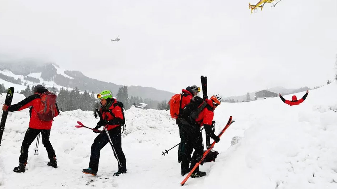 Some-30-avalanches-were-reported-on-Saturday-alone-in-western-Austria Autoritățile austriece au instituit o alertă de avalanșă de nivelul patru, în urma ninsorilor intense și a vântului din zonă