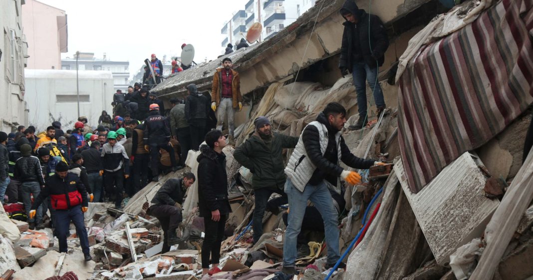 Eforturile salvatorilor continuă în Turcia şi Siria