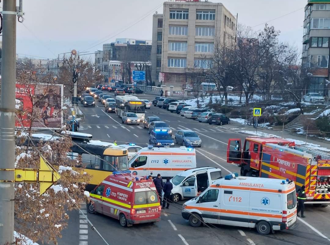 În urma evenimentului rutier, doi bărbaţi, din comuna Celaru, pasageri în autoturism au necesitat îngrijiri medicale, aceştia fiind transportaţi la spital (FOTO: Infotrafic craiova si dolj)