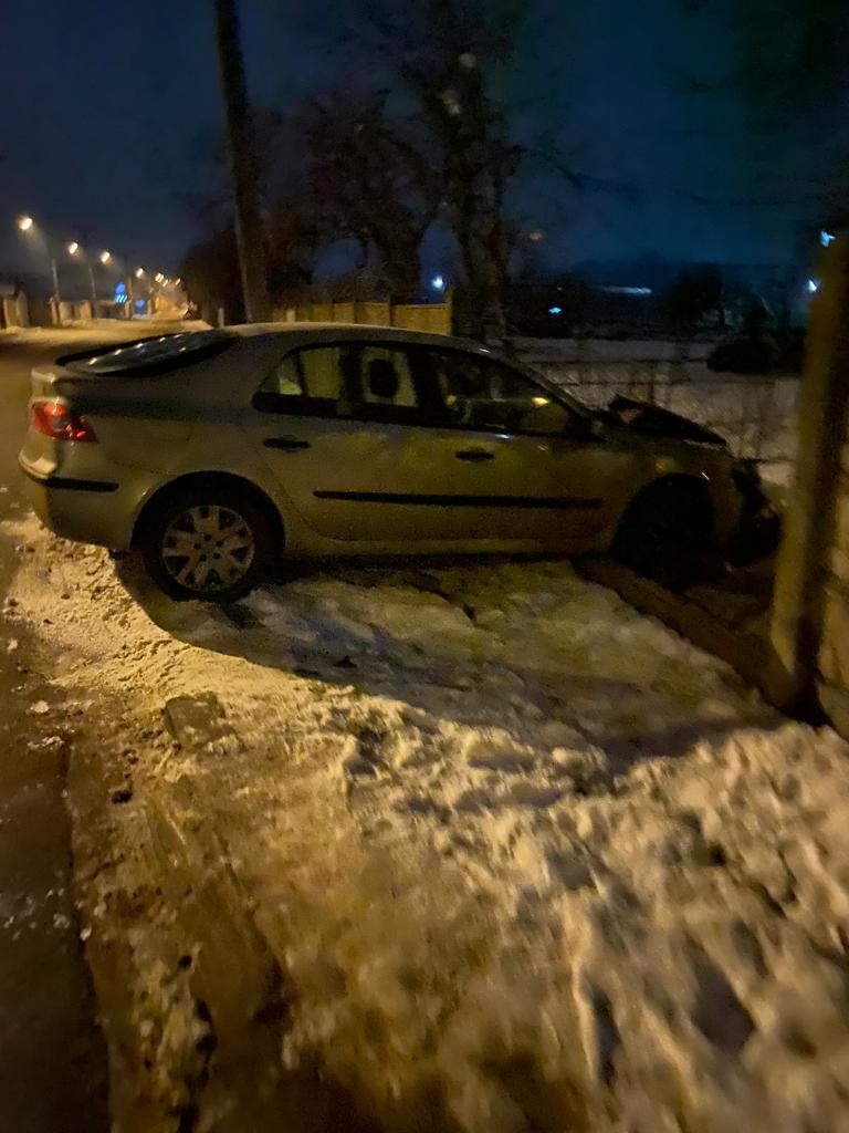 Conducătorul auto a refuzat să oprească, continuându-şi deplasarea până la intersecţia străzilor Prelungirea Bechetului cu Bucura, unde a intrat în coliziune cu un gard