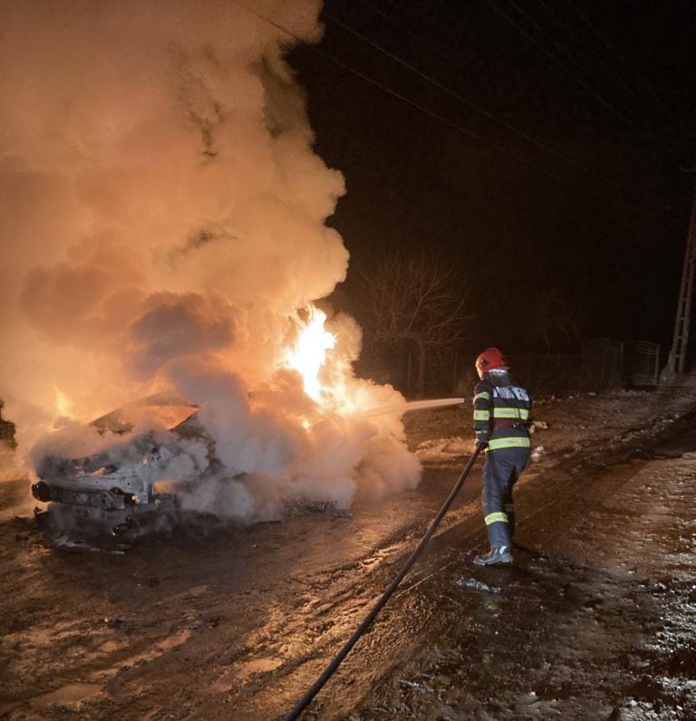 La sosirea pompierilor, incendiul se manifesta generalizat la întregul autoturism