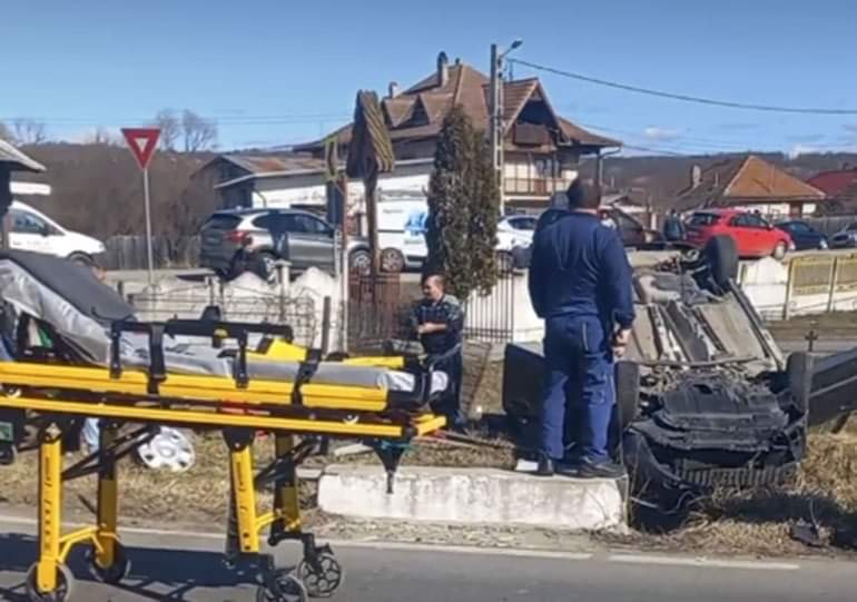 Mașină răsturnată în urma unui accident rutier, la Scoarța