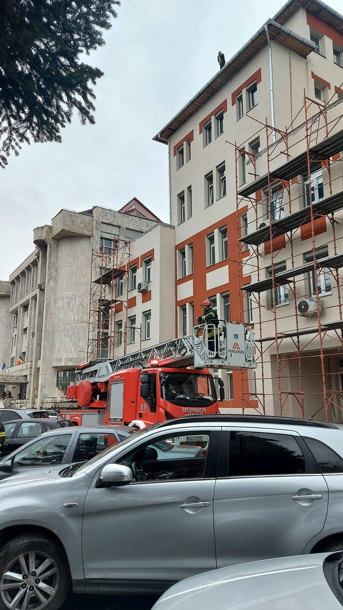 Un bărbat amenință că se aruncă de pe clădirea Spitalului Județean din Târgu Jiu
