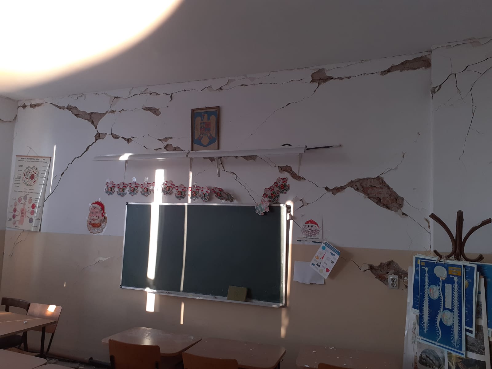 Gorj: Elevii din 5 unități de învățământ afectate de cutremure vor fi relocați