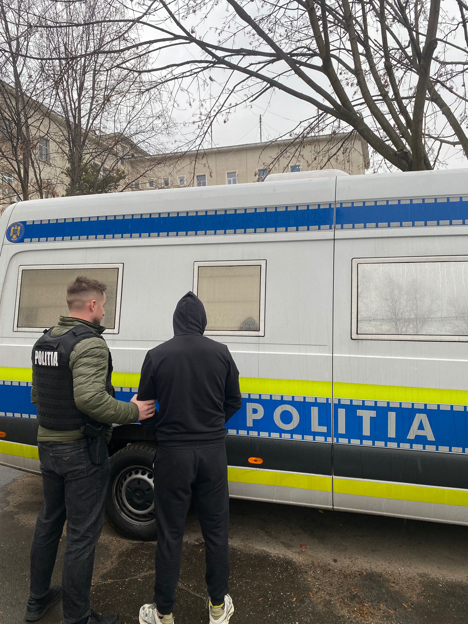 Tânărul a fost prezentat Parchetului de pe lângă Curtea de Apel Craiova, care a emis ordonanță de reținere, pentru 24 de ore, fiind introdus în Centrul de Reținere și Arestare Preventivă din cadrul Inspectoratului de Poliție Județean Dolj