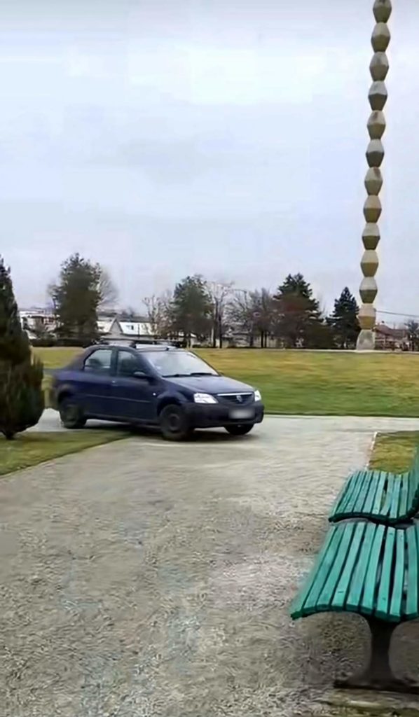 Un șofer de 73 de ani a intrat cu mașina în Parcul „Coloanei Fără Sfârșit”