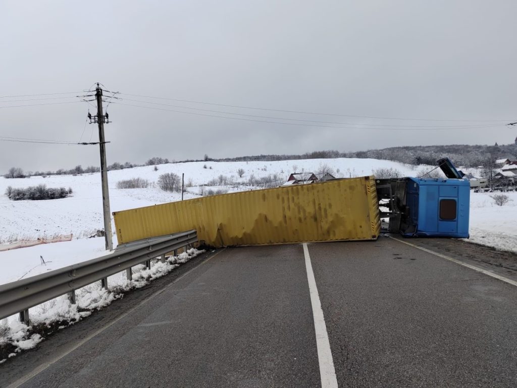 Suceava: Un autotren s-a răsturnat pe partea carosabilă. Există pericol de explozie
