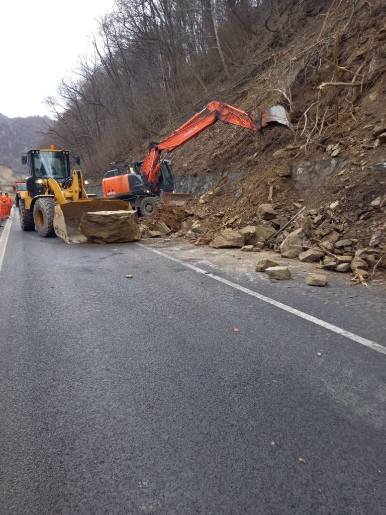 Restricții rutiere pe DN 7, la Câineni