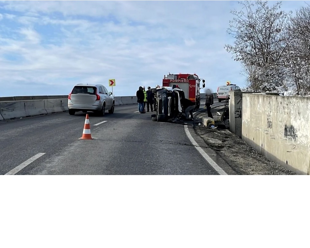 Un autovehicul s-a răsturnat pe carosabil FOTO: martor Un autovehicul s-a răsturnat pe carosabil (FOTO: martor)