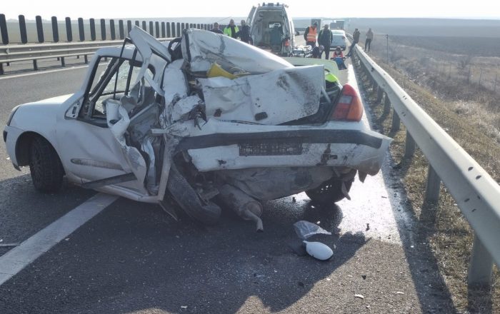 Un mort şi un rănit după ce un TIR a lovit o maşină oprită pe banda de urgenţă