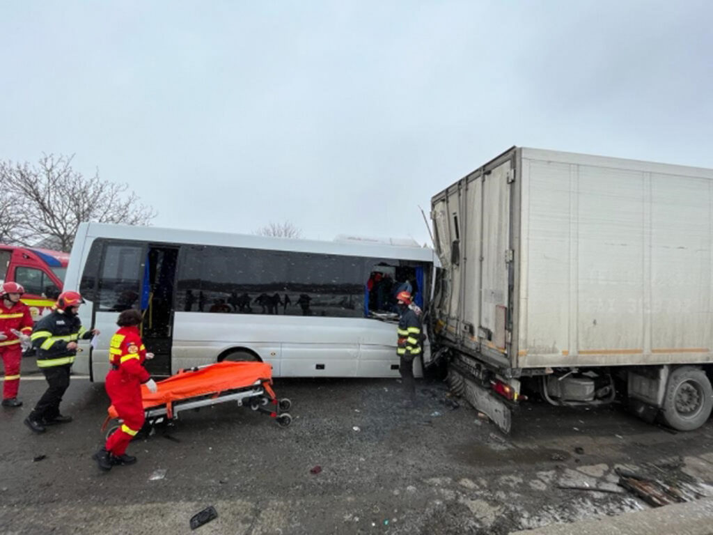 13 persoane rănite într-un accident pe DN2. Un microbuz s-a lovit cu un autotren