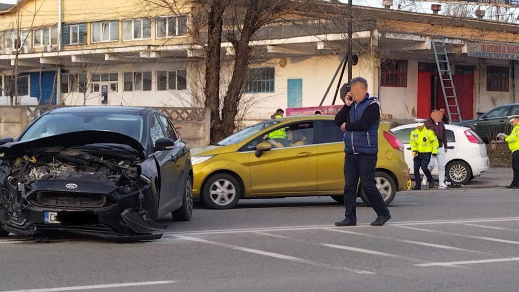 Mașină proiectată într-un gard, pe strada Caracal