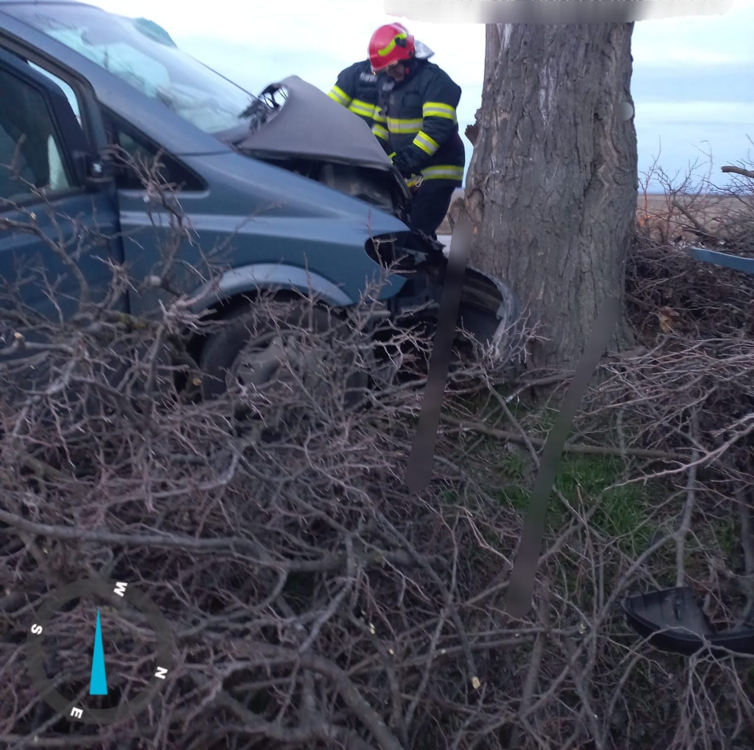 Mehedinți: Șofer mort după ce a intrat cu mașina într-un copac