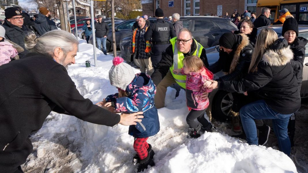 Doi morți și șase răniți după ce un autobuz a intrat în clădirea unei grădiniţe din Canada