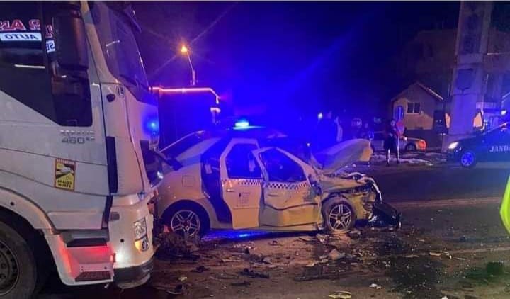Accident în giratoriul de pe bulevardul Romanescu. Un șofer de 18 ani a intrat pe contrasens, direct într-un TIR