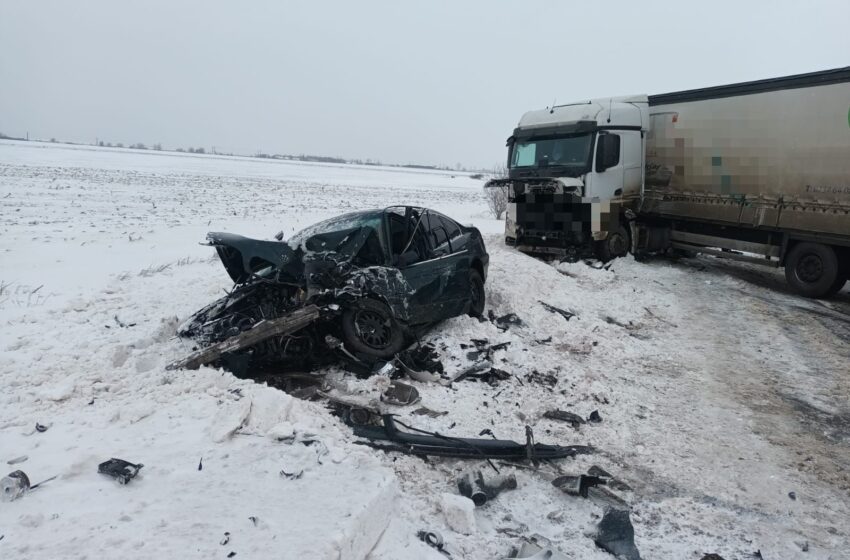 Doi răniţi după ce un TIR a intrat în coliziune cu două autovehicule