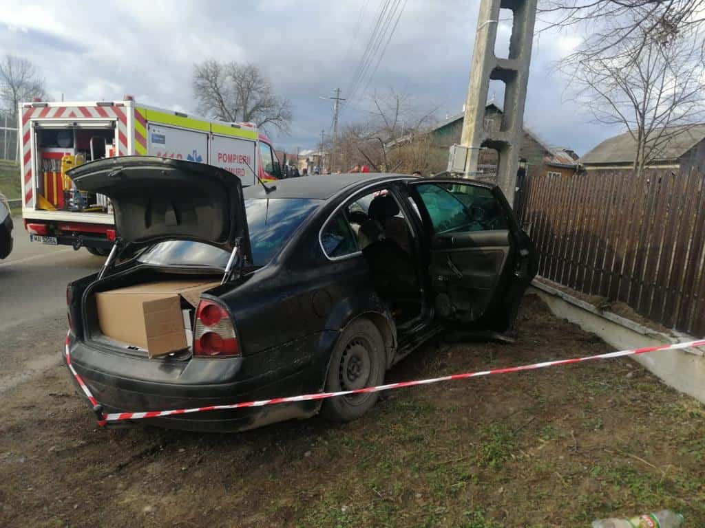 Un autoturism cu cinci persoane a intrat într-un stâlp de curent