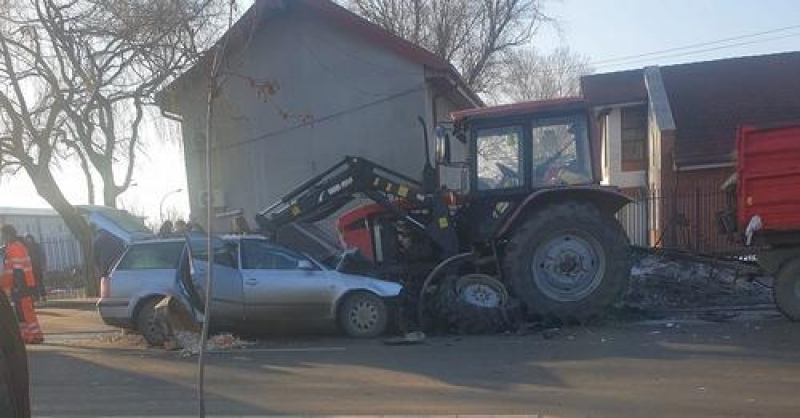 Doi morţi şi un rănit după ce un autoturism s-a ciocnit cu un tractor