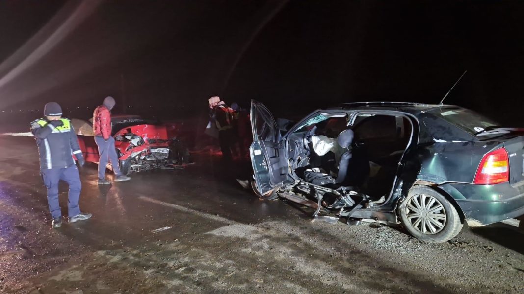 O fetiță și mama ei au murit după ce un șofer a intrat pe contrasens