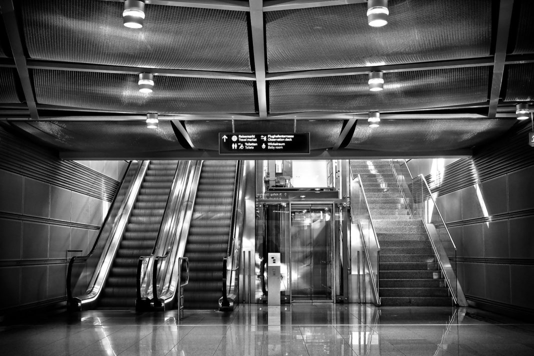 Amendaţi pentru că au făcut sex în liftul de la metrou