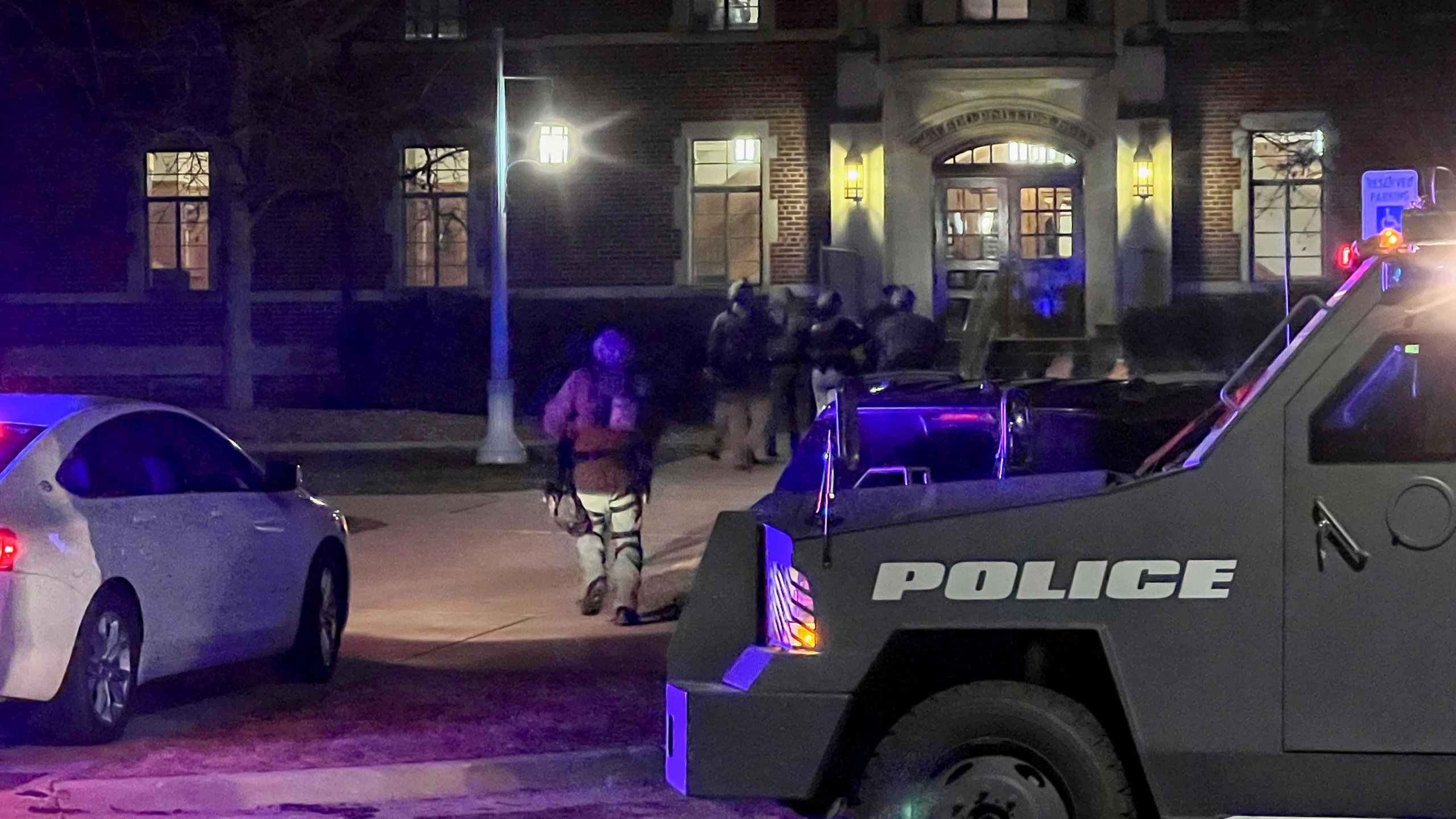 Trei morţi şi cinci răniţi după un atac armat într-un campus universitar din SUA