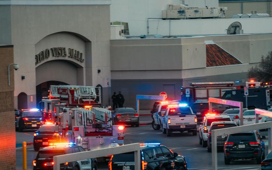 Un mort şi trei răniţi într-un atac armat la un mall din Texas