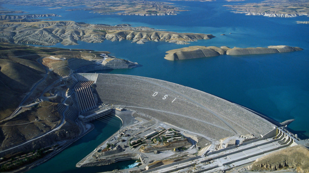 Barajul Atatürk este structura principală a Proiectului GAP Anatolia de Sud-Est