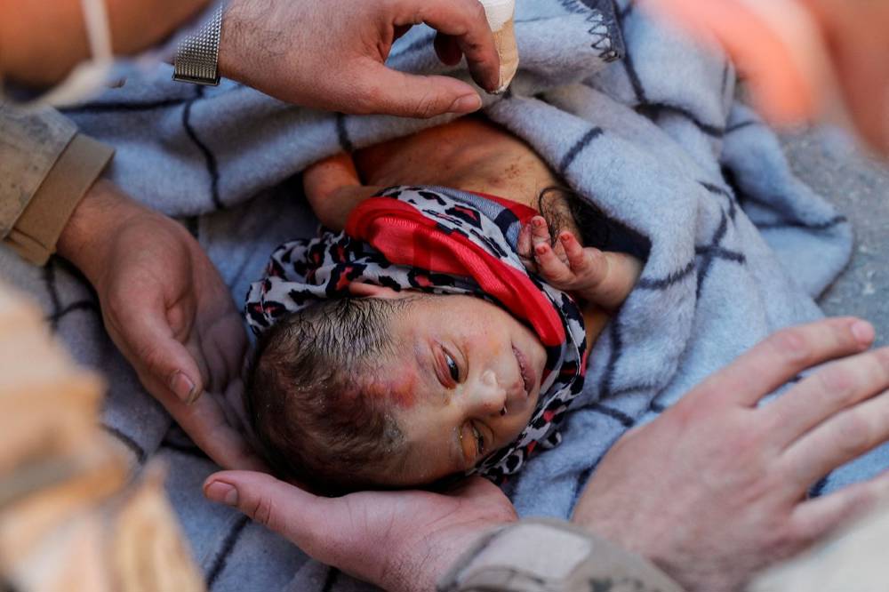 Bebeluș în vârstă de 20 de zile găsit în viață sub moloz, în Turcia