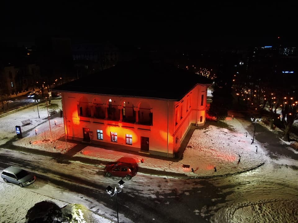 Casa Băniei din Craiova a fost iluminată în roșu, aseară, cu ocazia Zilei Europene a numărului de urgență 112