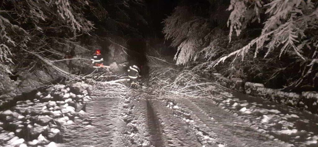 Hunedoara: Zeci de călători blocați în trenuri în zona Crivadia
