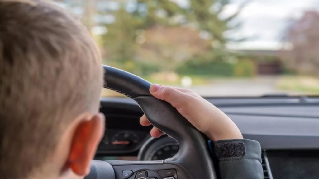 Copil de 10 ani, prins în timp ce conducea o maşină