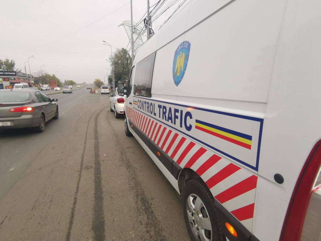 Circulaţie oprită pe DN 1R din cauza unor copaci căzuţi pe carosabil