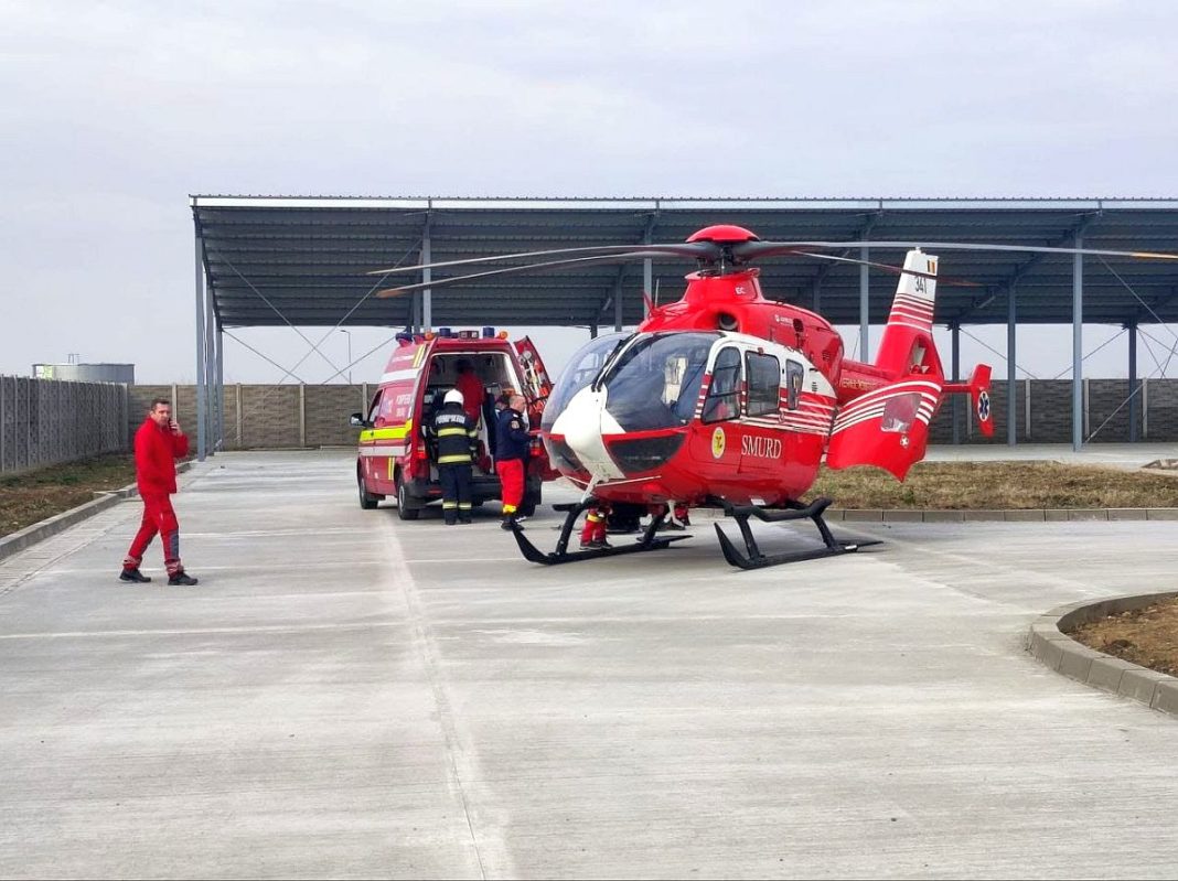 elicopter si ambulanta smurd Patru muncitori au căzut de la șase metri înălțime