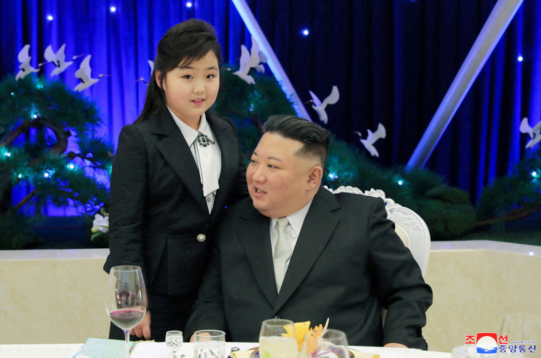 Liderul nord-coreean Kim Jong Un vorbește cu fiica sa Kim Ju Ae la un banchet pentru a sărbători cea de-a 75-a aniversare a Armatei Populare Coreene, la Phenian, Coreea de Nord, 7 februarie 2023
