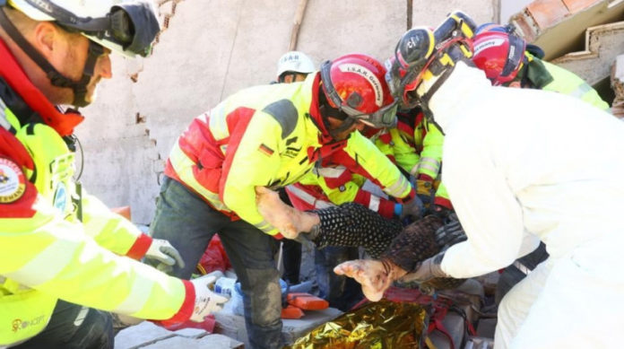 femeie salvata turcia Femeie salvată după 100 de ore sub dărâmături, în Turcia